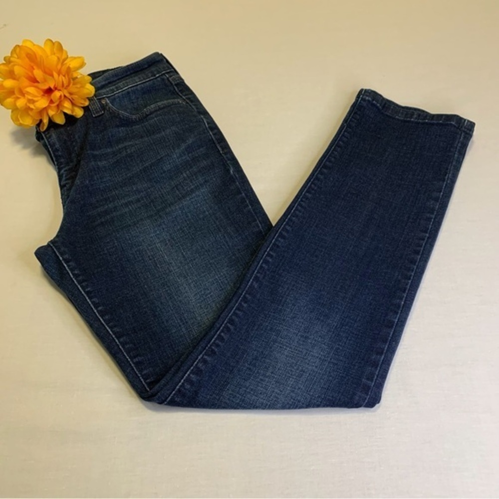 Levi’s Women’s Mid Rise Skinny Medium  Wash 5 pocket Jeans, Size 28”